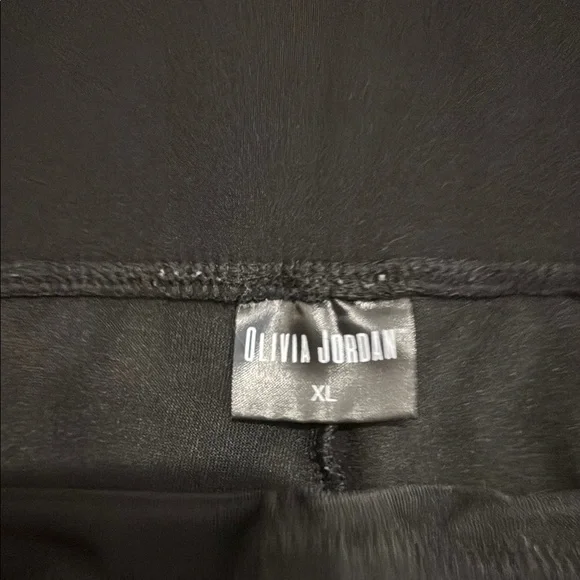 Black High-Waisted Leggings - Picture 3 of 3